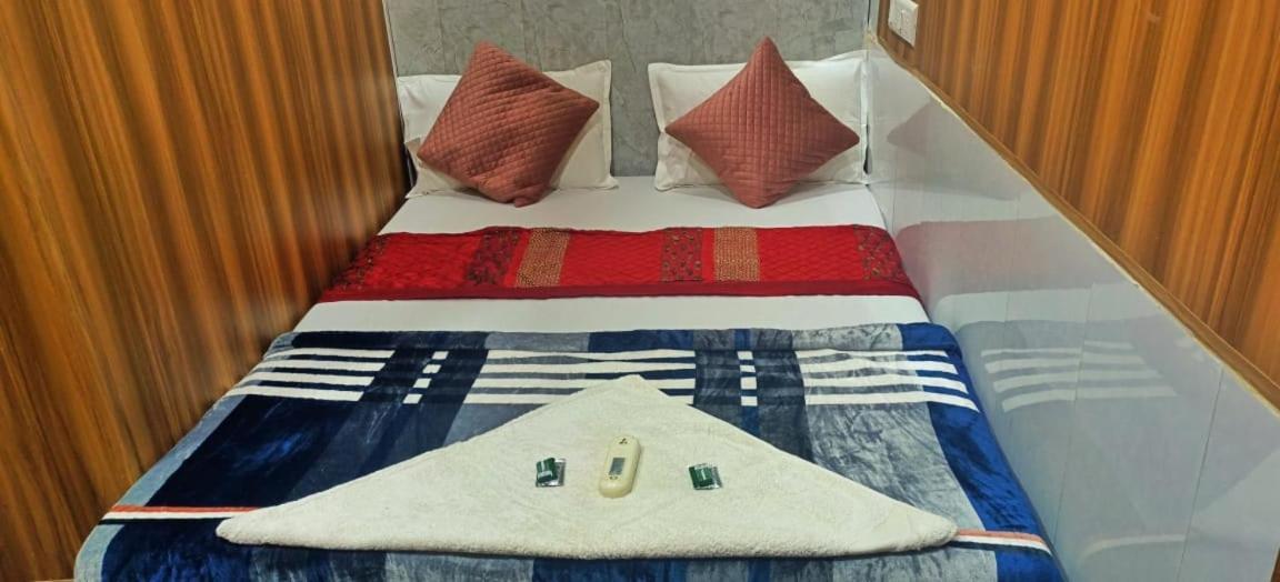 Amaan Hotel Мумбаи Экстерьер фото